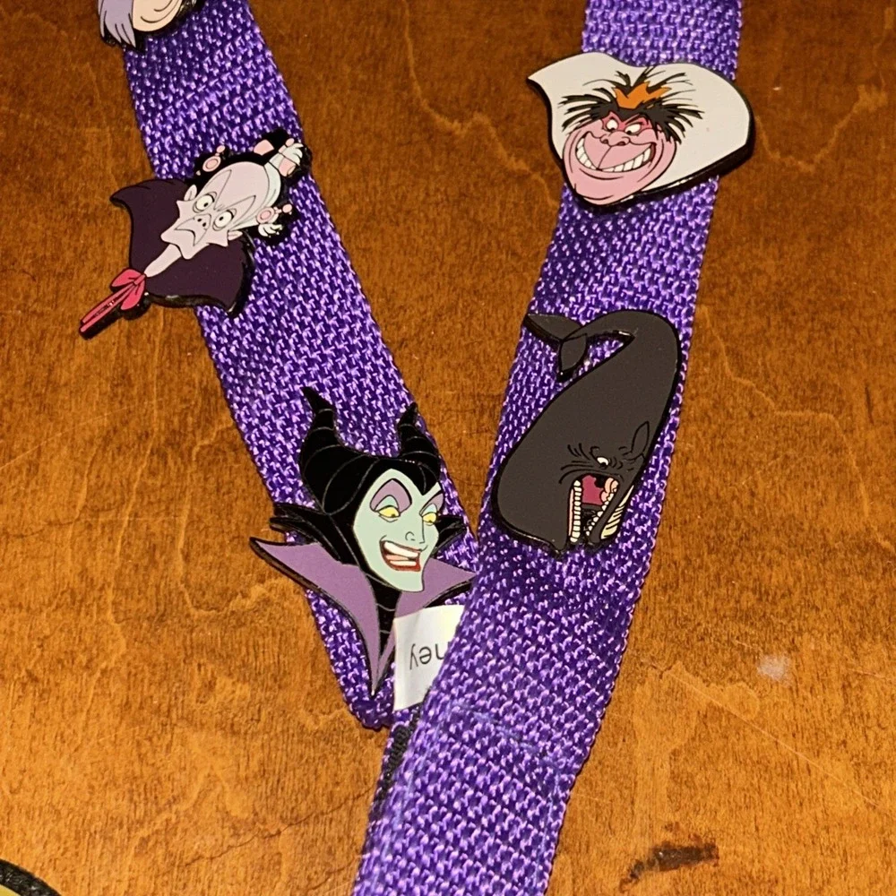 DISNEY CATALOG-VILLAINS‎ LANYARD PIN SET Of 9 PINS + LANYARD F1